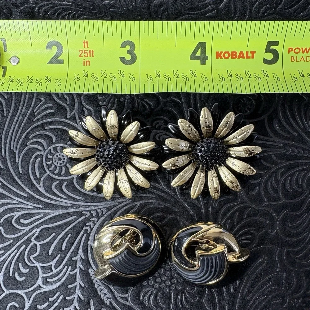 Set Of Two Pair Black Gold Tone Flower Daisy Trifari Round Clip‎ Back Earrings